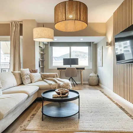 Gorgeous With Balcony - Center By Rems *