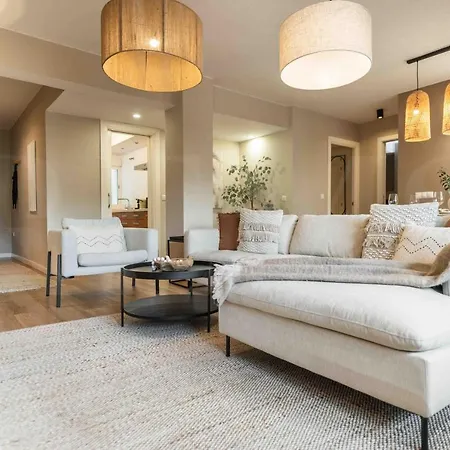 Gorgeous With Balcony - Center By Rems