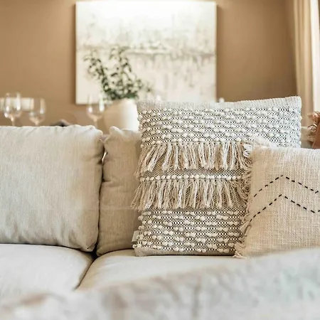 Gorgeous With Balcony - Center By Rems Apartment